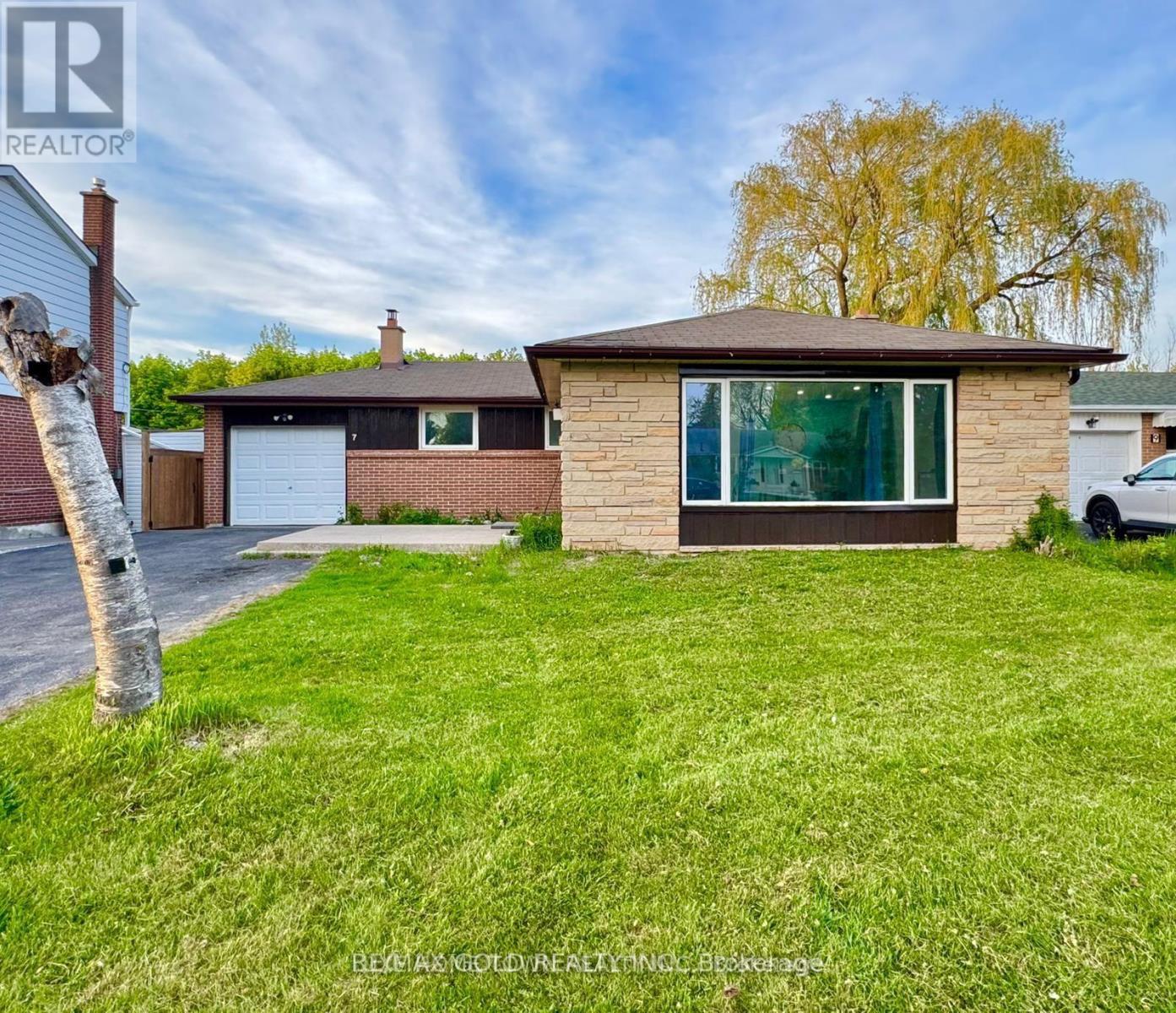 7 Addington Crescent, Brampton, Ontario  L6T 2R1 - Photo 2 - W12669348