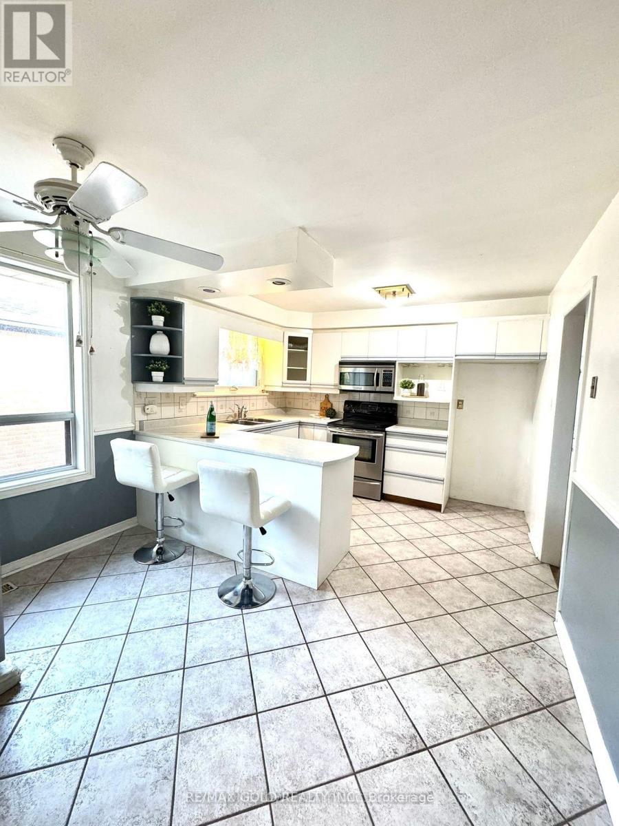 7 Addington Crescent, Brampton, Ontario  L6T 2R1 - Photo 6 - W12669348