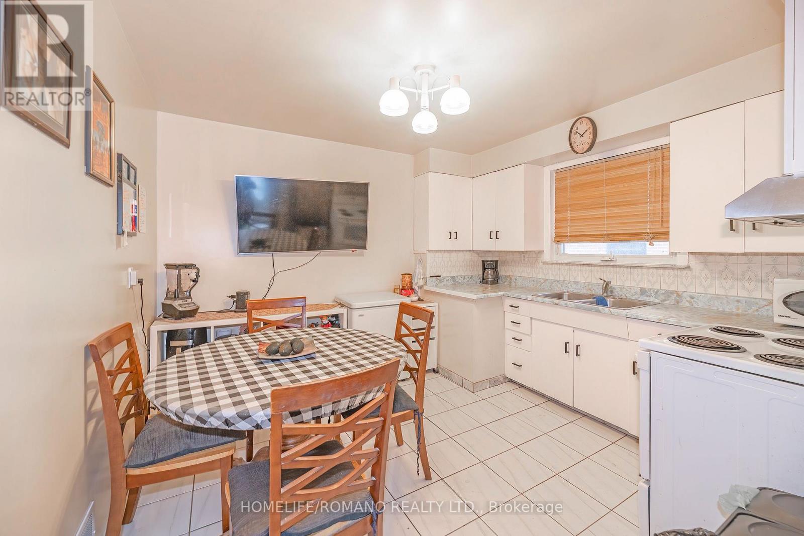 567 Rustic Road, Toronto, Ontario  M6L 1Y2 - Photo 10 - W12669434