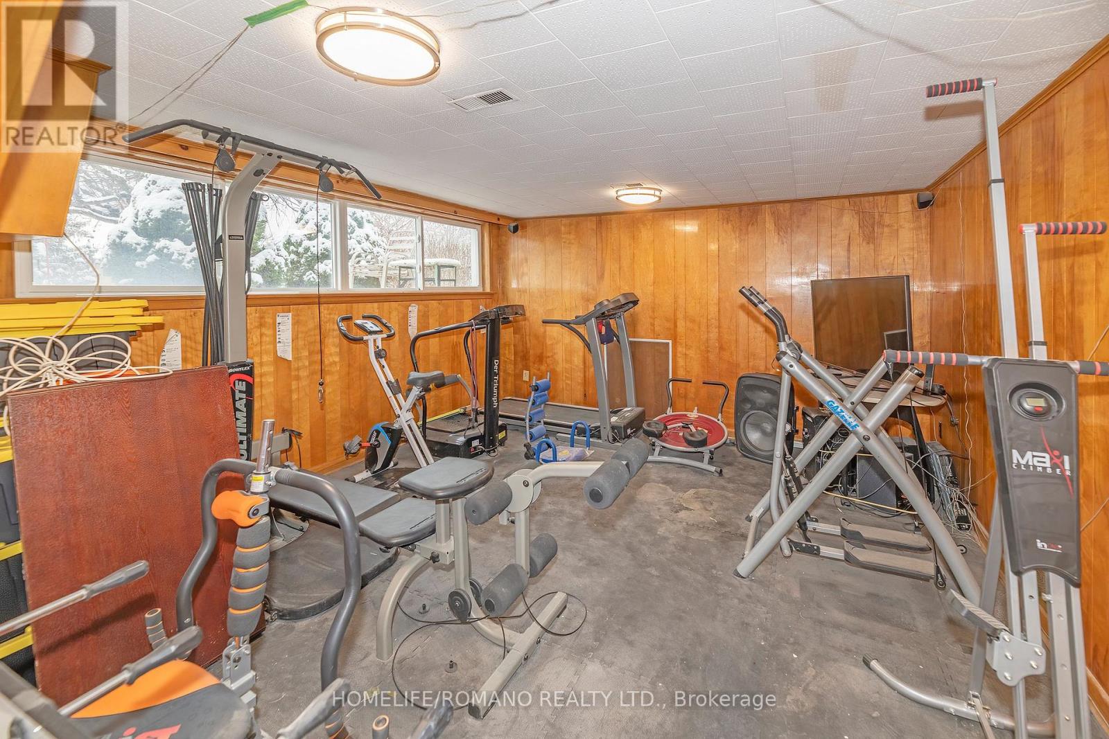 567 Rustic Road, Toronto, Ontario  M6L 1Y2 - Photo 21 - W12669434