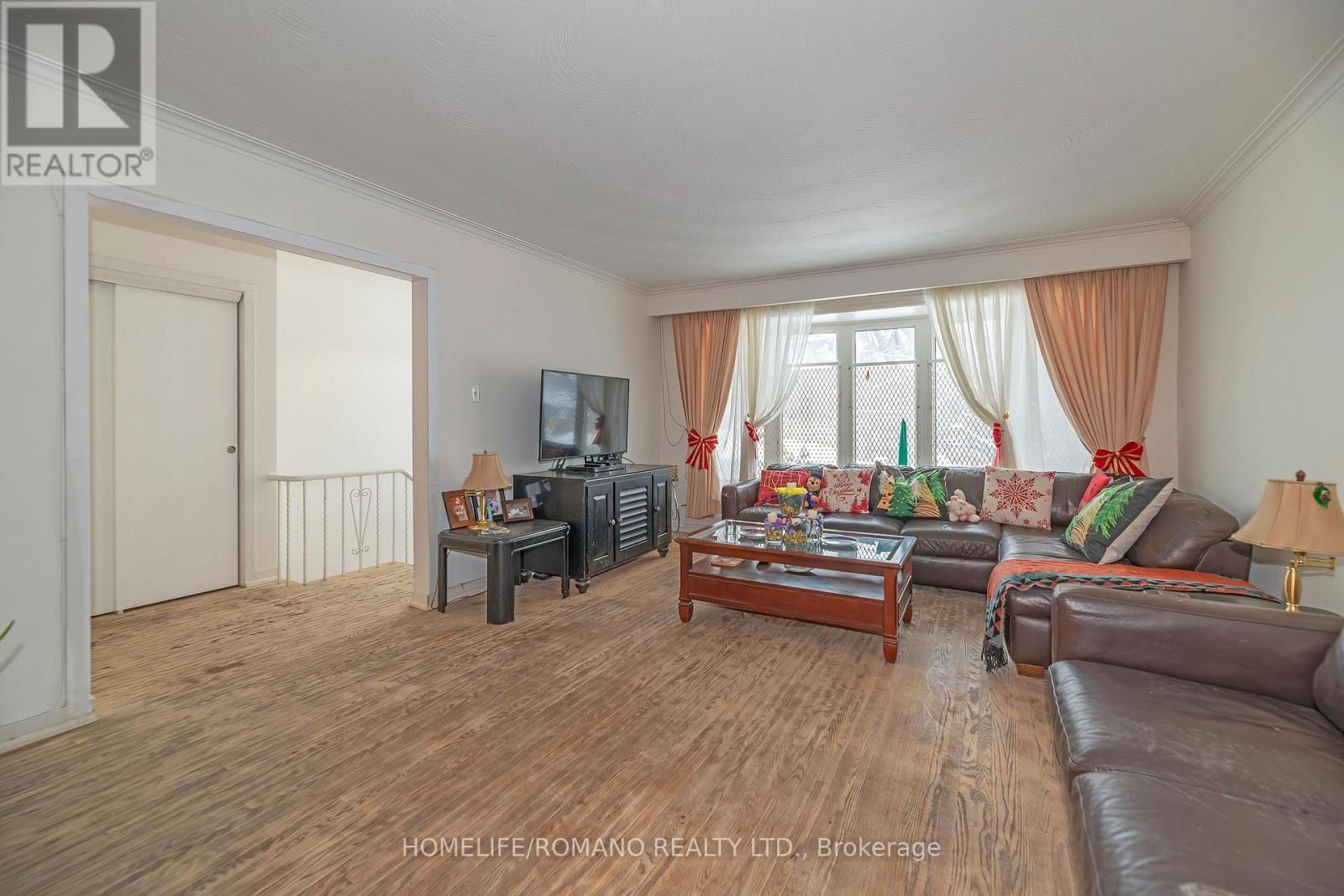 567 Rustic Road, Toronto, Ontario  M6L 1Y2 - Photo 4 - W12669434