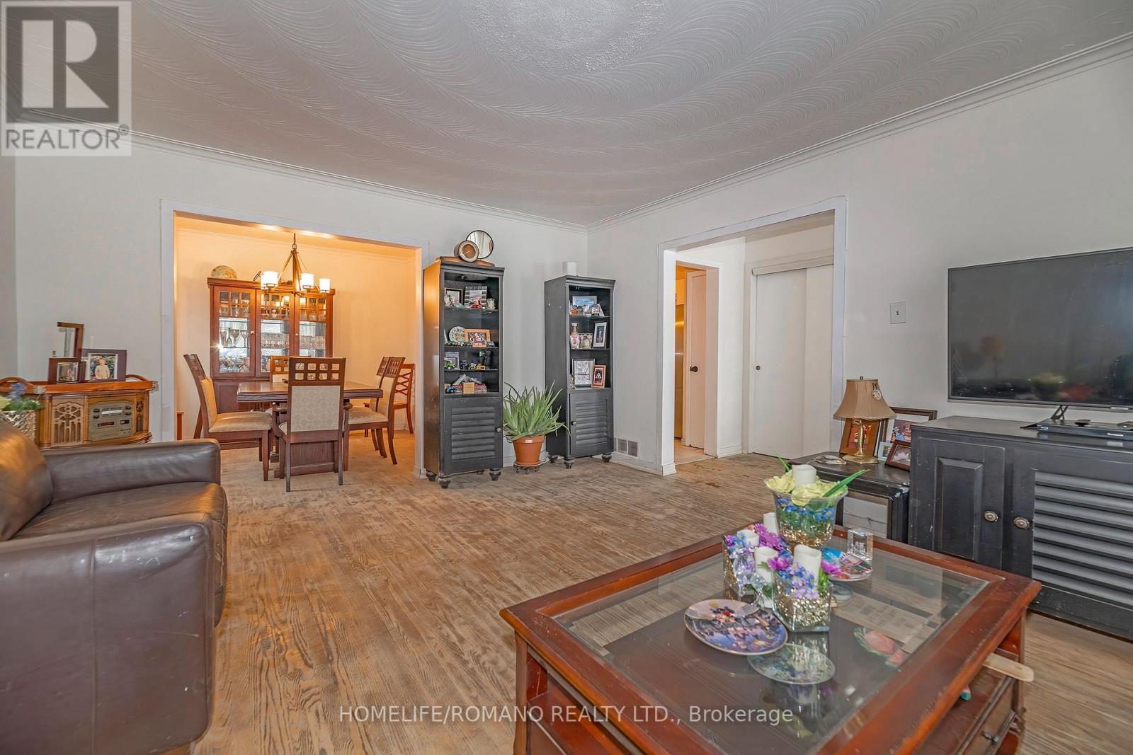 567 Rustic Road, Toronto, Ontario  M6L 1Y2 - Photo 5 - W12669434