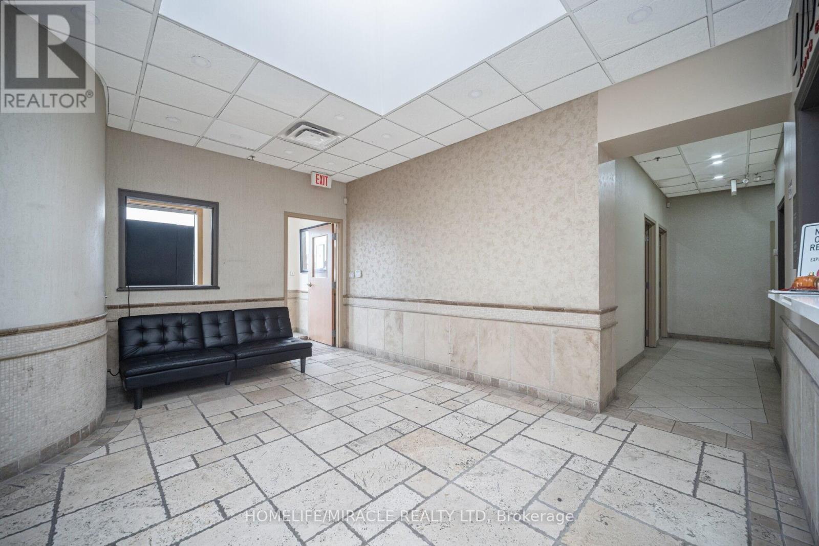 42 Stafford Drive, Brampton, Ontario  L6W 1L4 - Photo 5 - W12669454