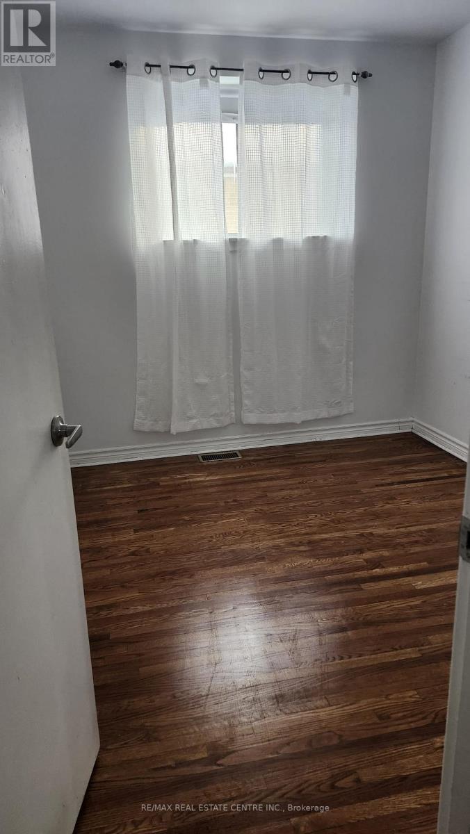 Upper - 23 Avondale Boulevard, Brampton, Ontario  L6T 1H1 - Photo 2 - W12669478