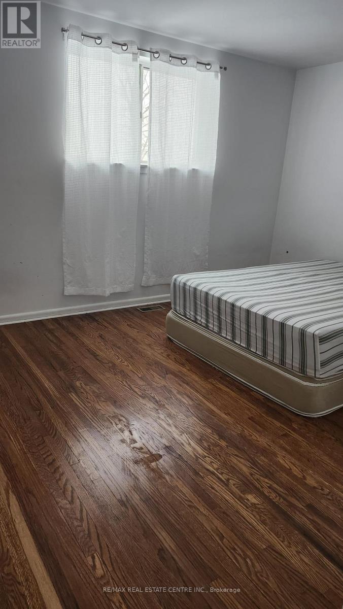 Upper - 23 Avondale Boulevard, Brampton, Ontario  L6T 1H1 - Photo 3 - W12669478