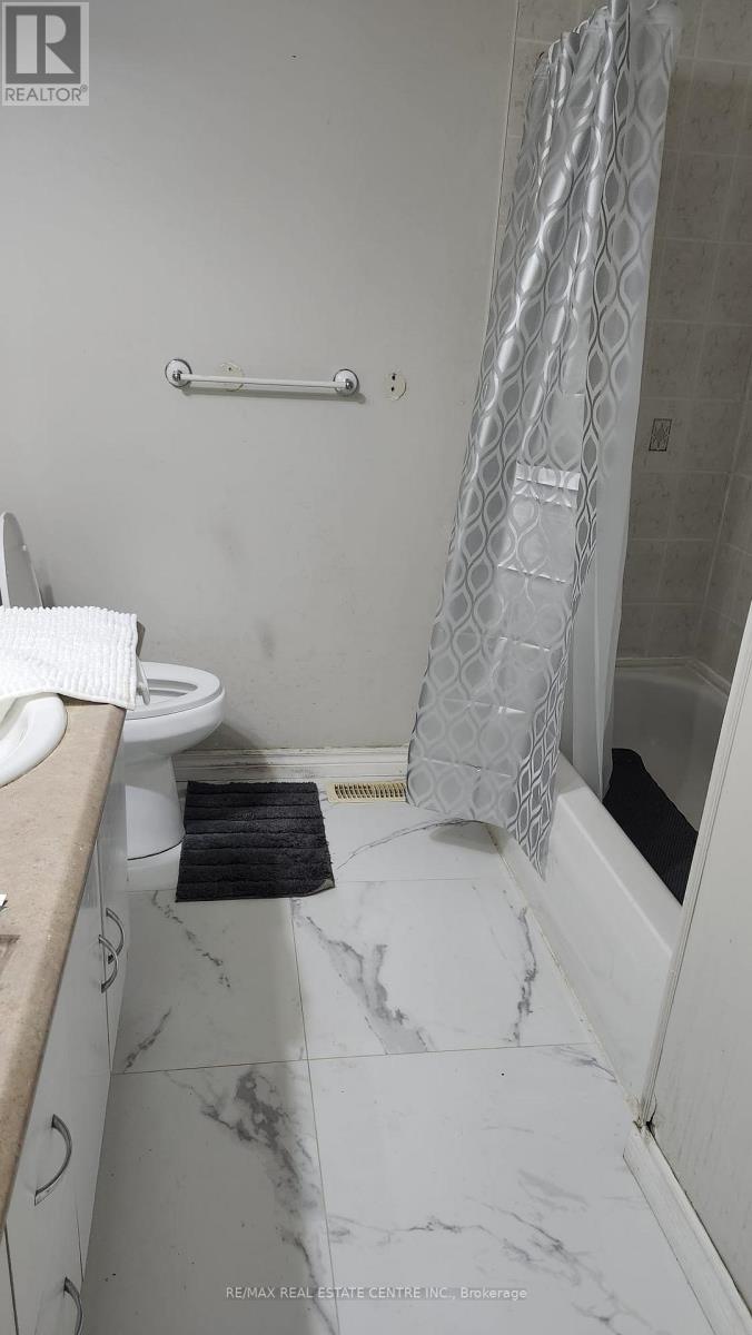 Upper - 23 Avondale Boulevard, Brampton, Ontario  L6T 1H1 - Photo 4 - W12669478