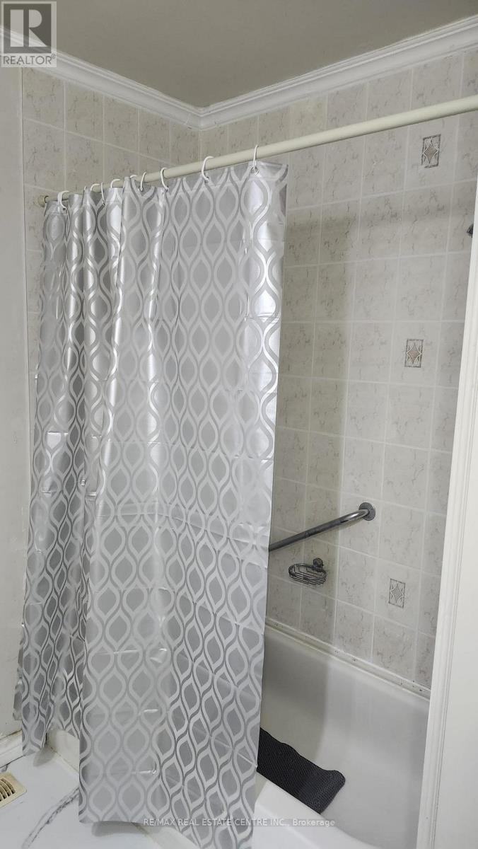 Upper - 23 Avondale Boulevard, Brampton, Ontario  L6T 1H1 - Photo 5 - W12669478