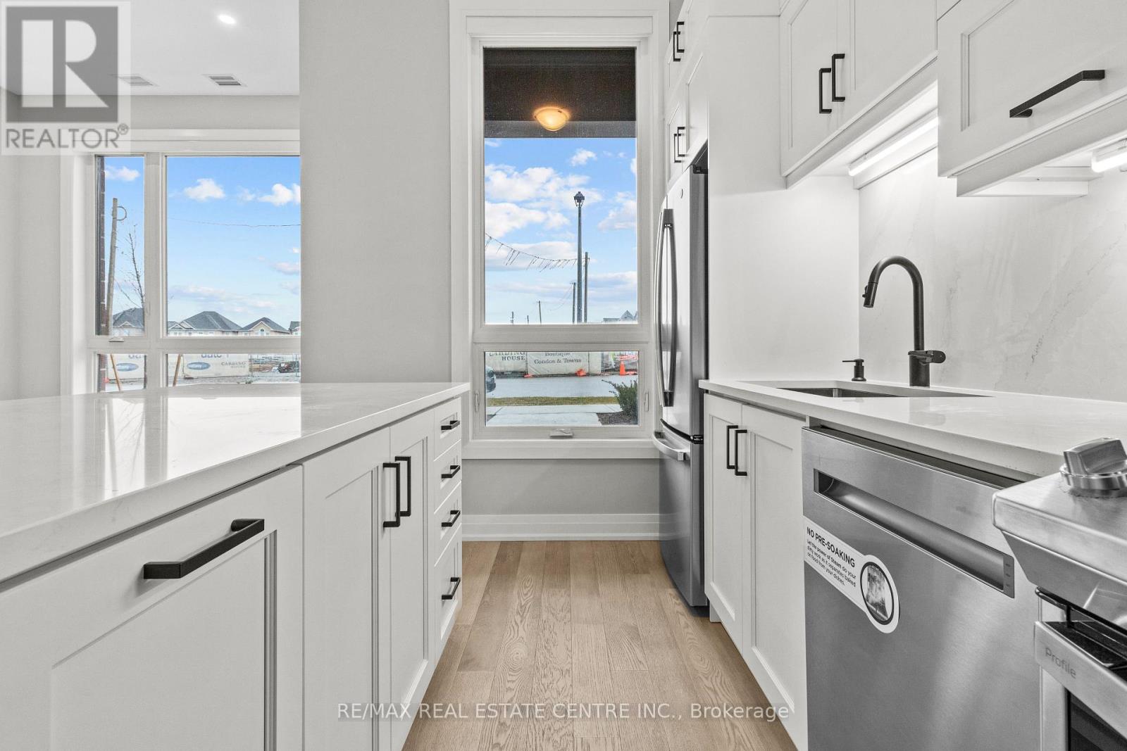 111 - 3265 Carding Mill Trail, Oakville, Ontario  L6M 0W6 - Photo 5 - W12669548