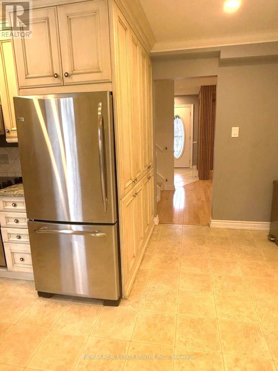 874 Childs Drive, Milton, Ontario  L9T 4J6 - Photo 9 - W12669556