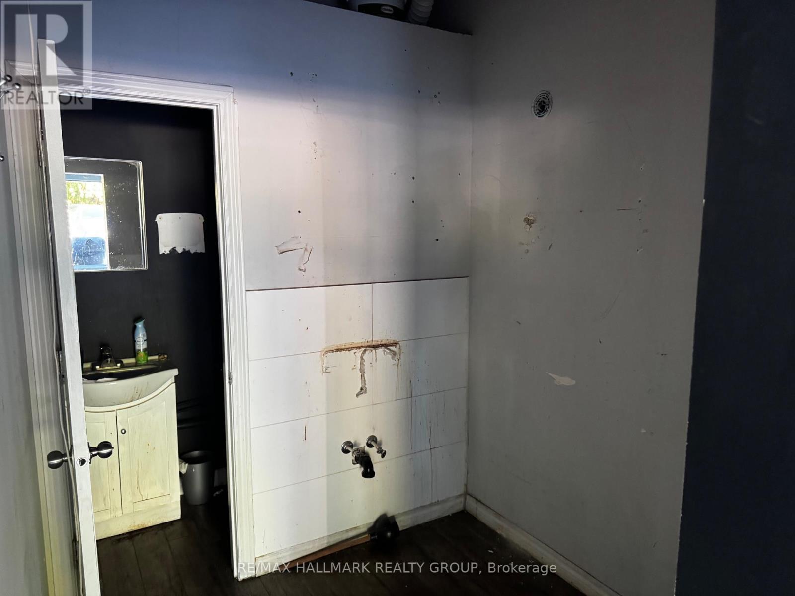 2186 Lamira Street, Ottawa, Ontario  K1H 8L4 - Photo 4 - X12350613