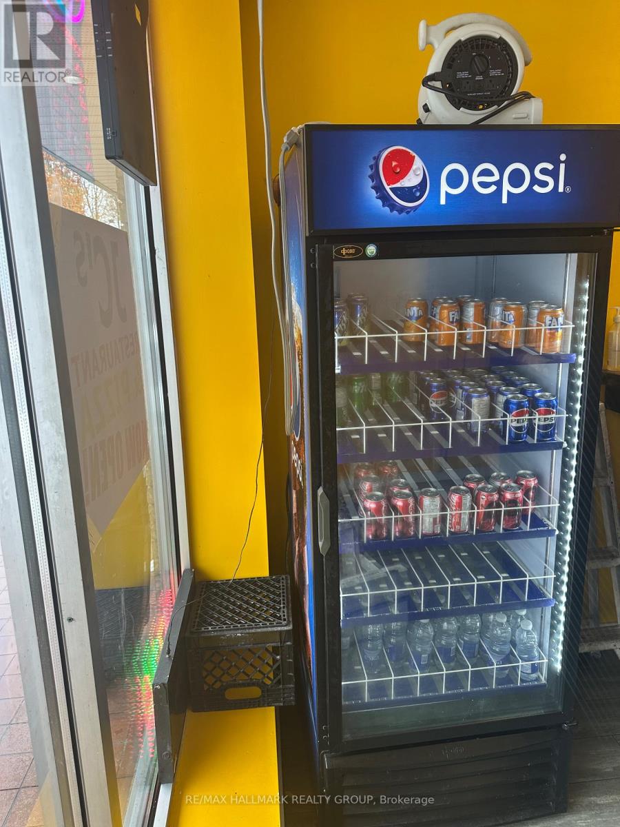 8154 Jeanne-D'arc Blvd N Boulevard, Ottawa, Ontario  K1E 2H5 - Photo 3 - X12570016