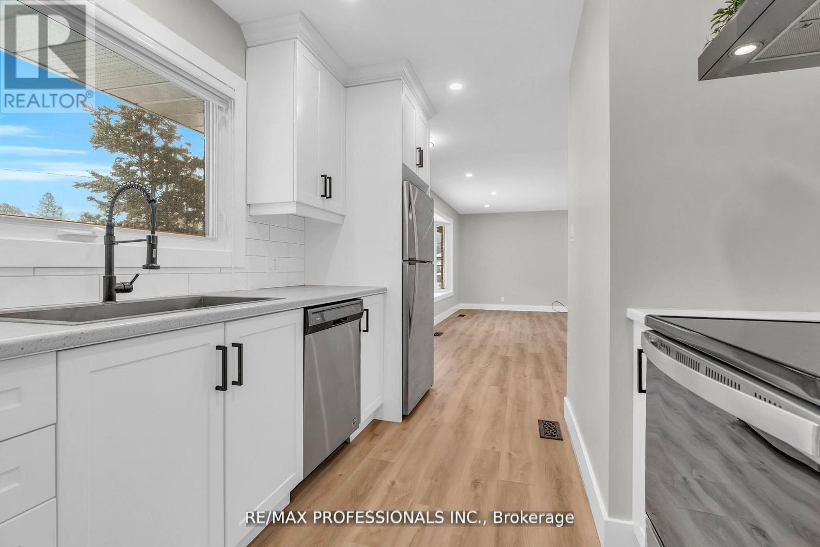 Upper - 139 Byron Avenue, Kitchener, Ontario  N2C 1Z7 - Photo 6 - X12669558