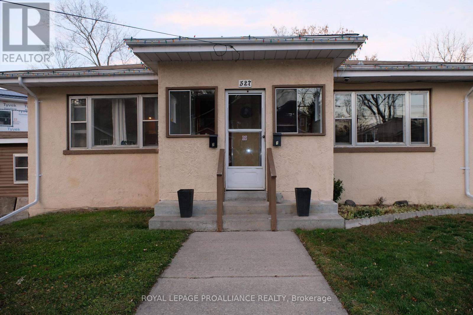 527 Front Street, Quinte West, Ontario  K8V 4R4 - Photo 3 - X12668172