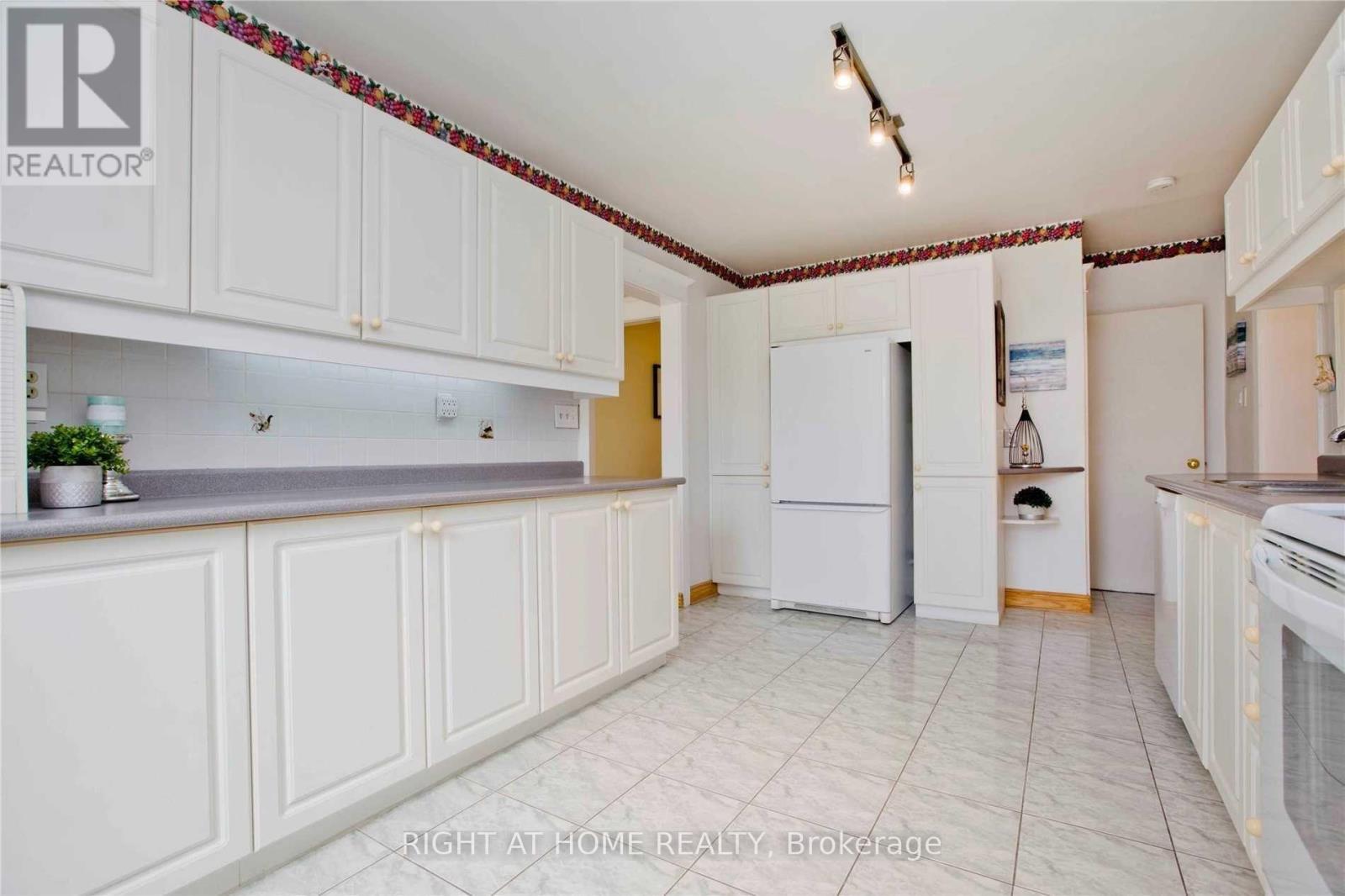 46 Overton Crescent, Toronto, Ontario  M3B 2V2 - Photo 4 - C12669660