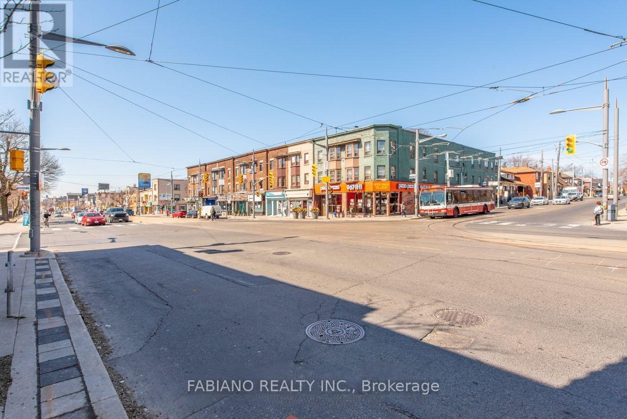 944 St Clair Avenue W, Toronto, Ontario  M6E 2V1 - Photo 7 - C12669664