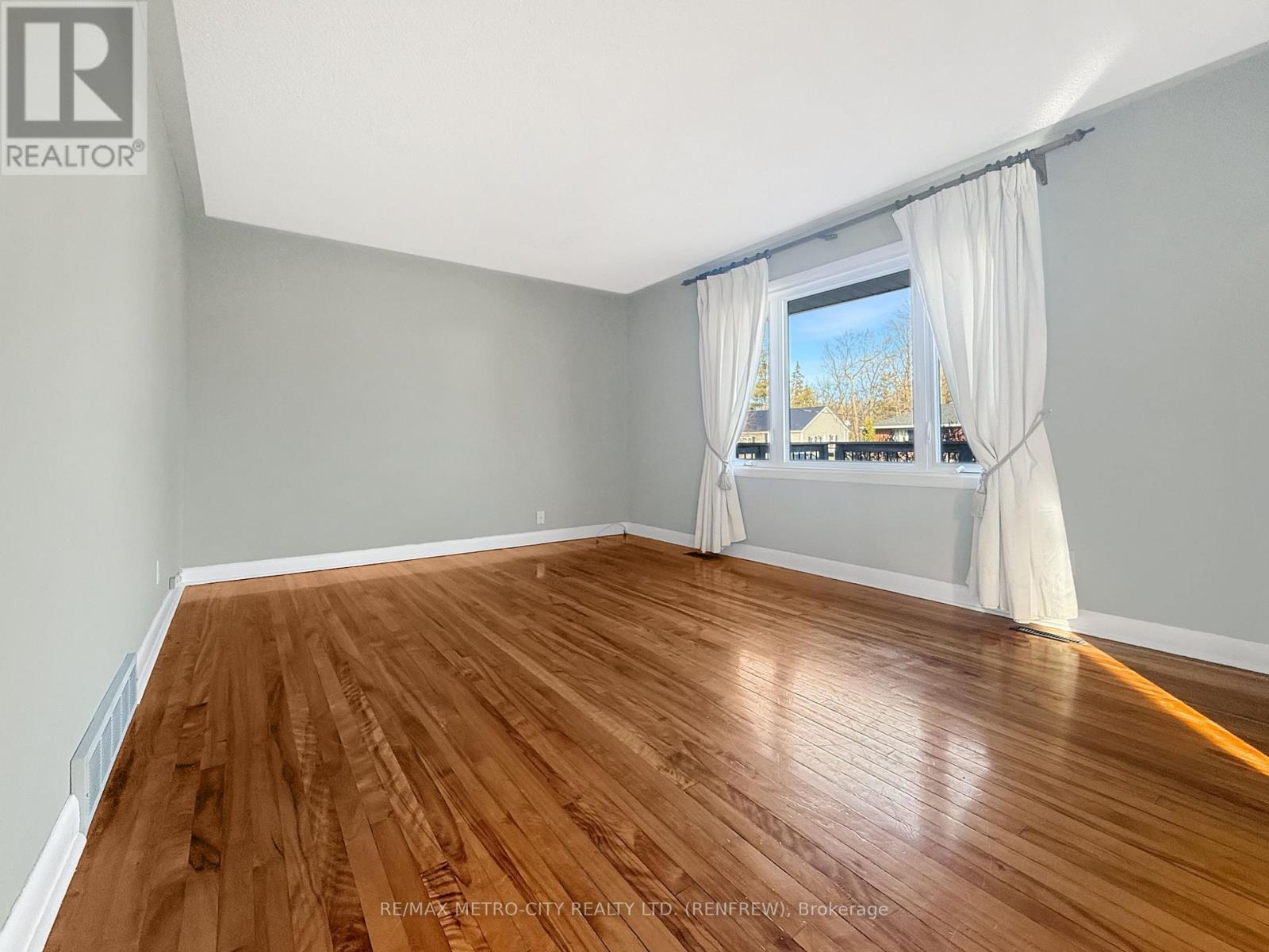 64 Mclean Street, Renfrew, Ontario  K7V 1A5 - Photo 6 - X12598750