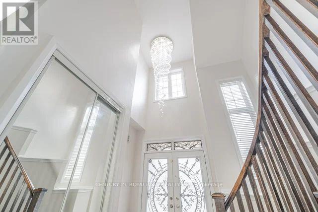 77 Enford Crescent, Brampton, Ontario  L7A 0G1 - Photo 4 - W12669662