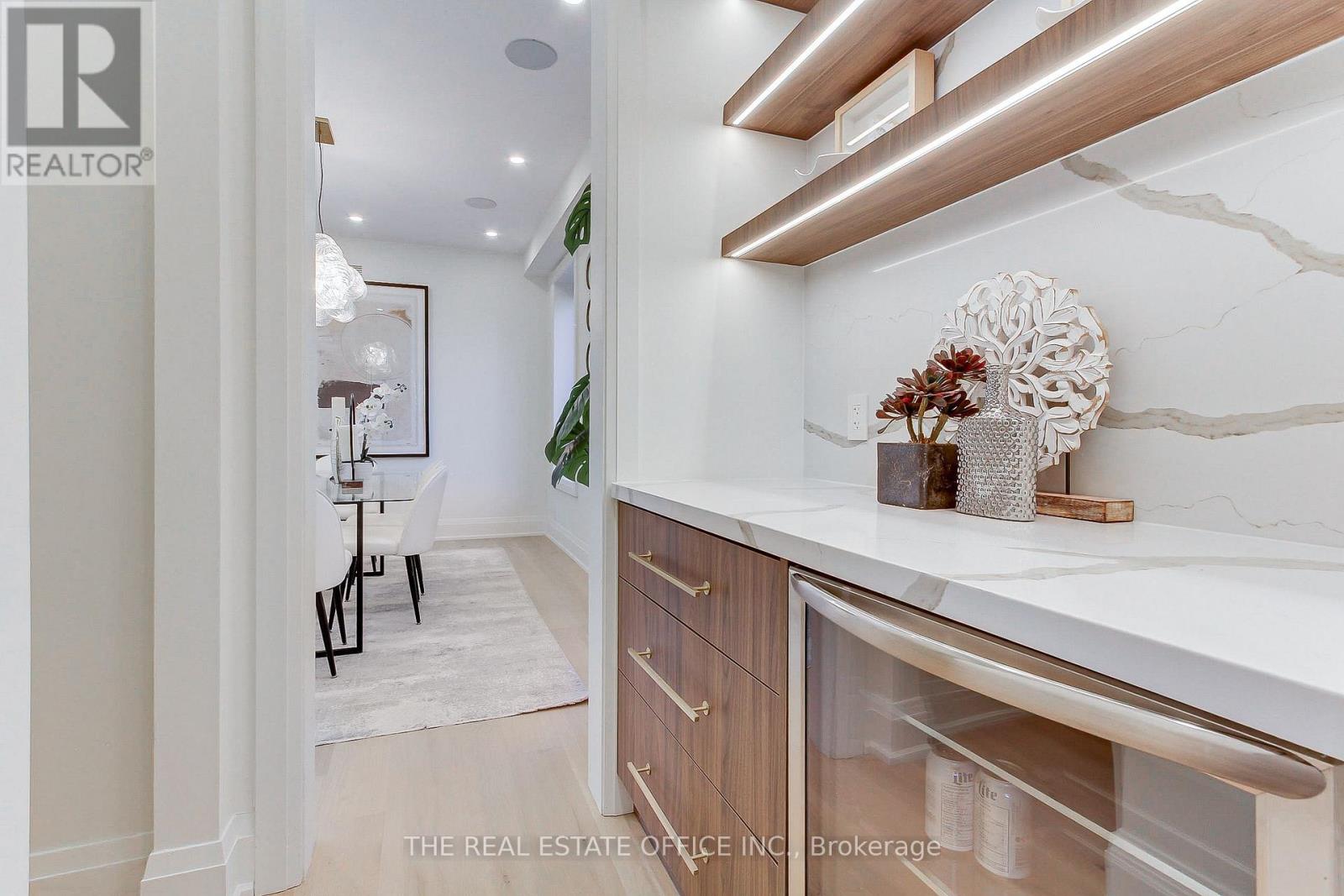 18 Beaverbrook Avenue, Toronto, Ontario  M9B 2M9 - Photo 4 - W12669678