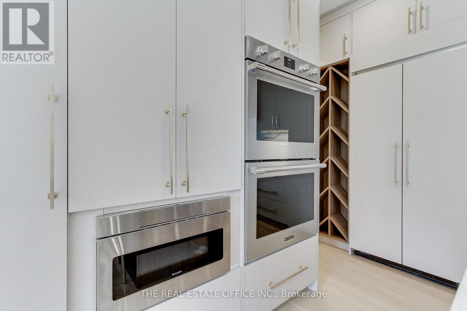 18 Beaverbrook Avenue, Toronto, Ontario  M9B 2M9 - Photo 5 - W12669678