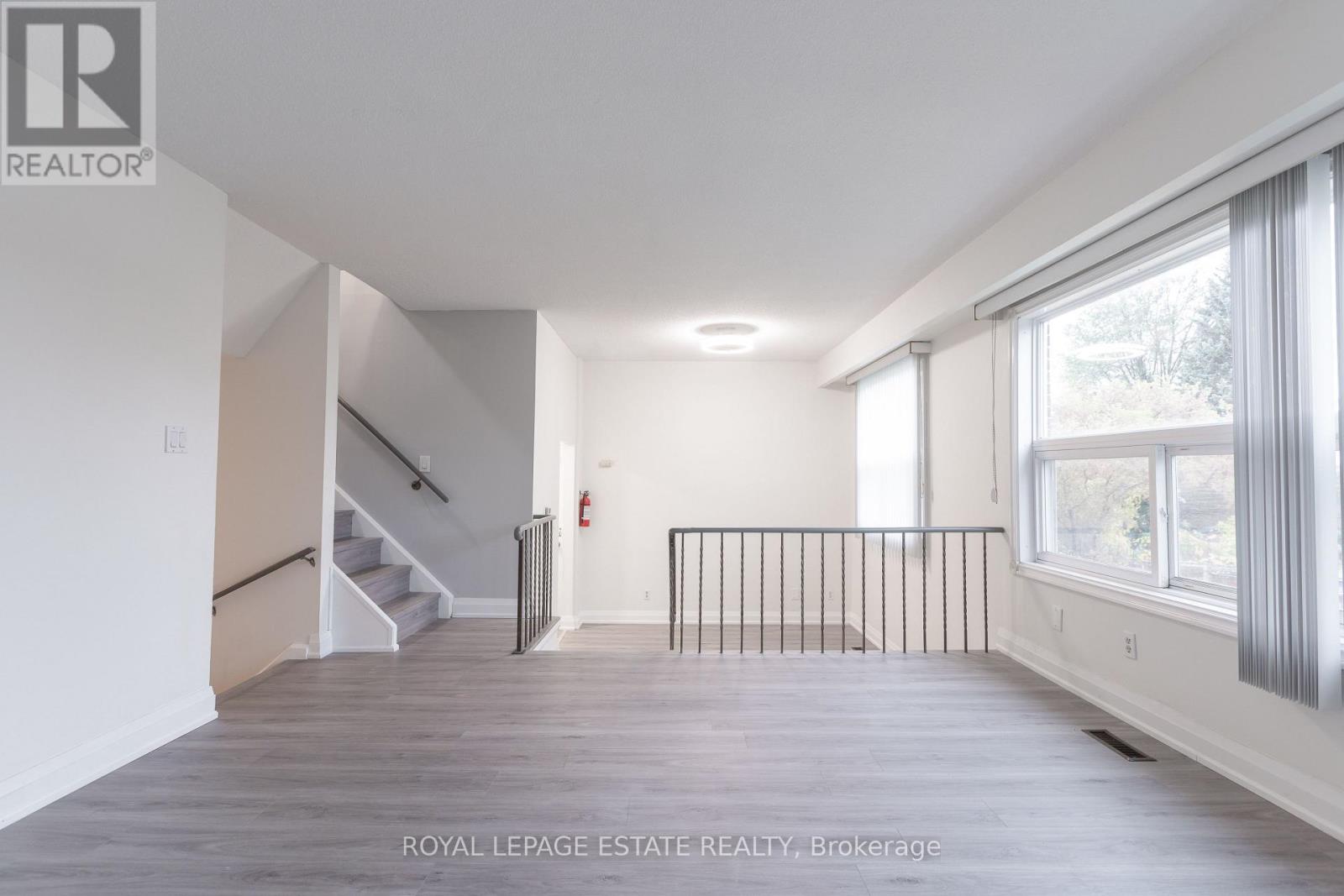 1040 Victoria Park Avenue, Toronto, Ontario  M4B 2K1 - Photo 11 - E12669778