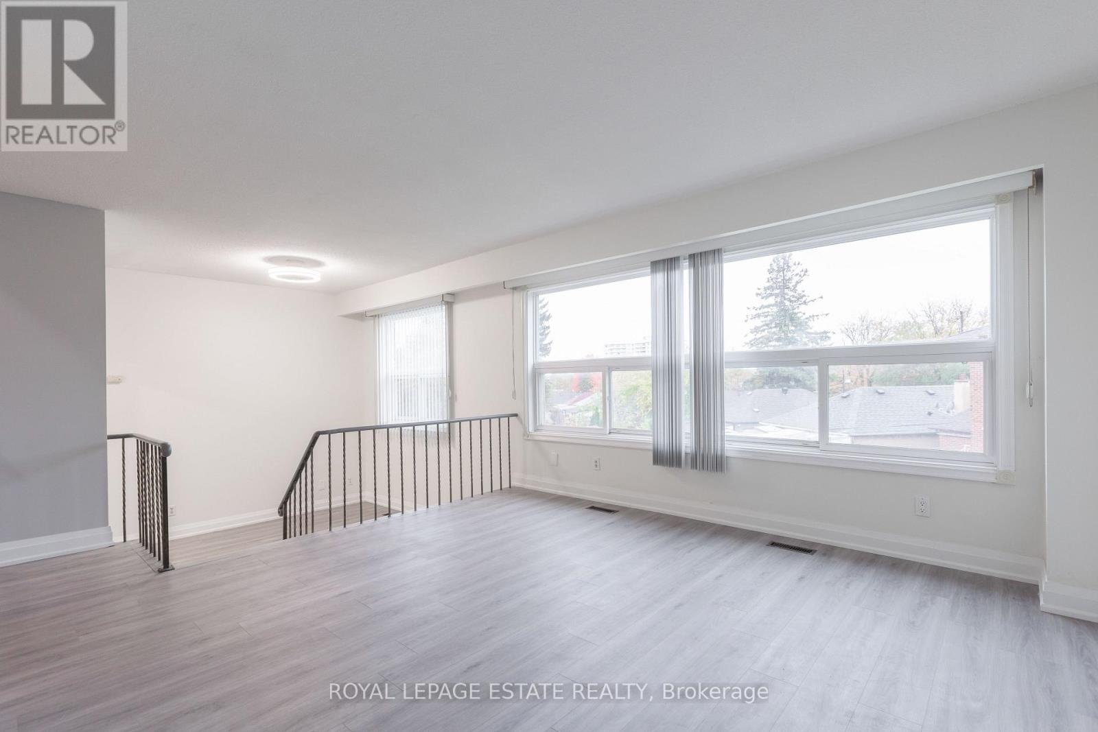 1040 Victoria Park Avenue, Toronto, Ontario  M4B 2K1 - Photo 2 - E12669778