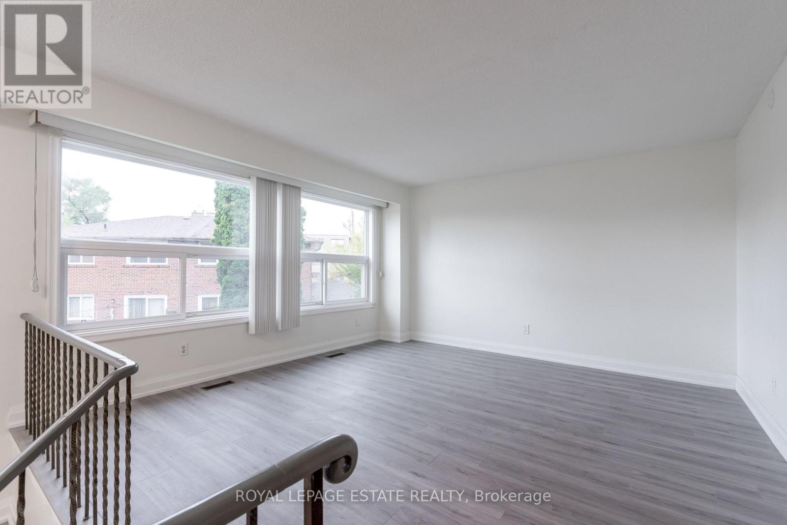 1040 Victoria Park Avenue, Toronto, Ontario  M4B 2K1 - Photo 3 - E12669778