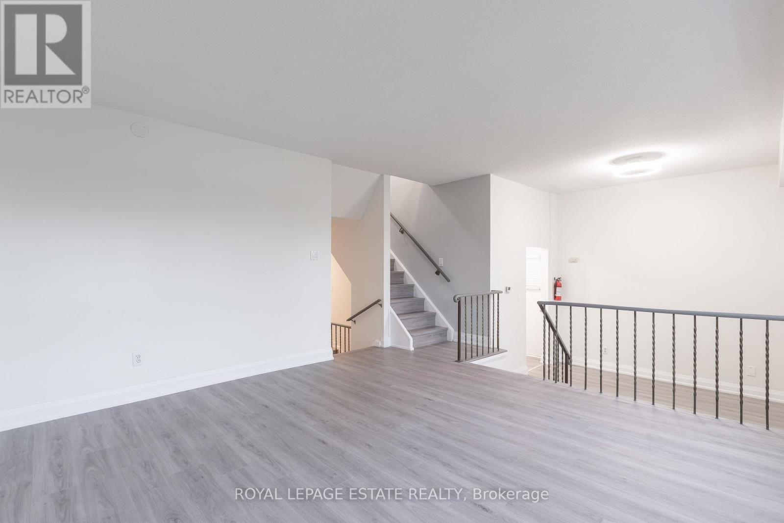 1040 Victoria Park Avenue, Toronto, Ontario  M4B 2K1 - Photo 4 - E12669778