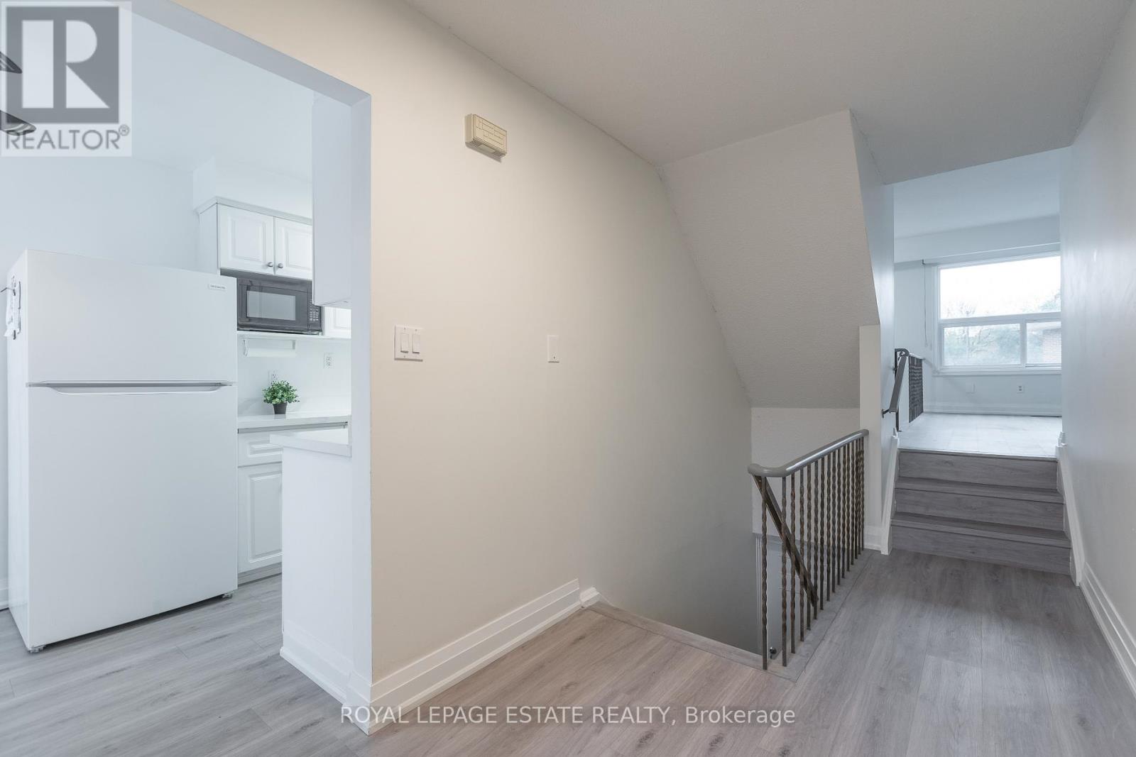 1040 Victoria Park Avenue, Toronto, Ontario  M4B 2K1 - Photo 5 - E12669778