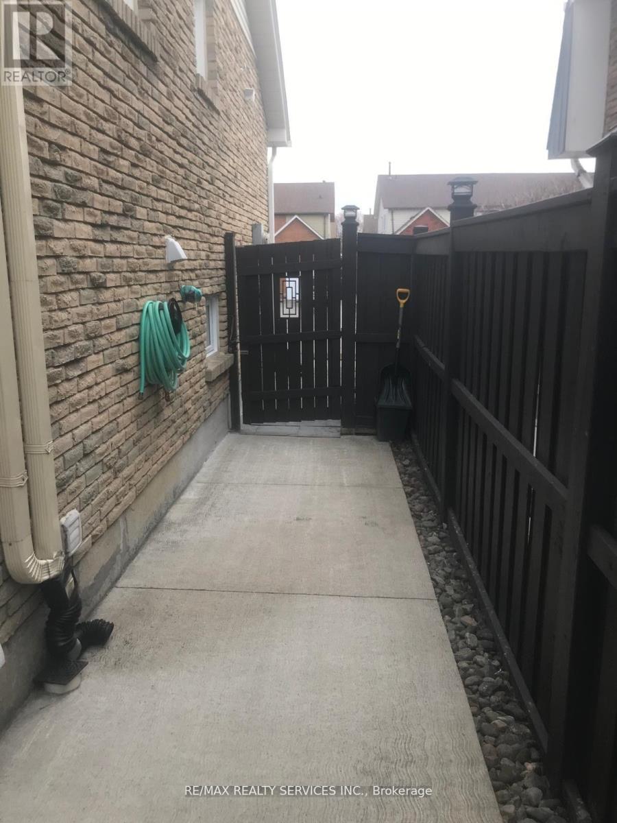 Upper - 48 Kincaid Court, Brampton, Ontario  L6Z 1E4 - Photo 11 - W12669716