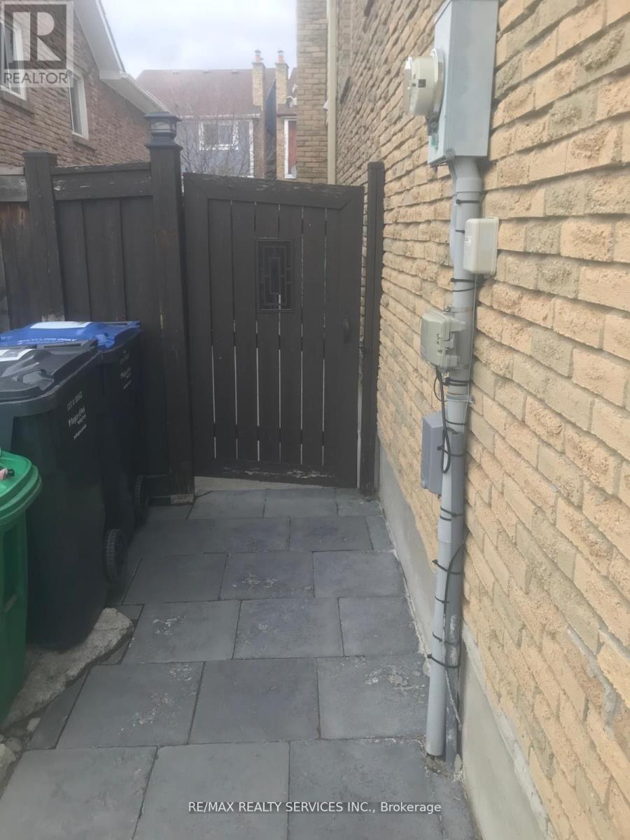 Upper - 48 Kincaid Court, Brampton, Ontario  L6Z 1E4 - Photo 12 - W12669716