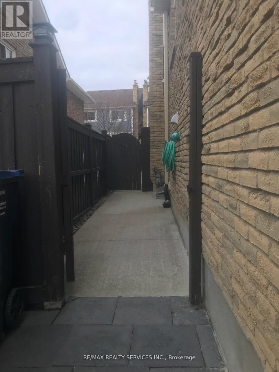 Upper - 48 Kincaid Court, Brampton, Ontario  L6Z 1E4 - Photo 13 - W12669716