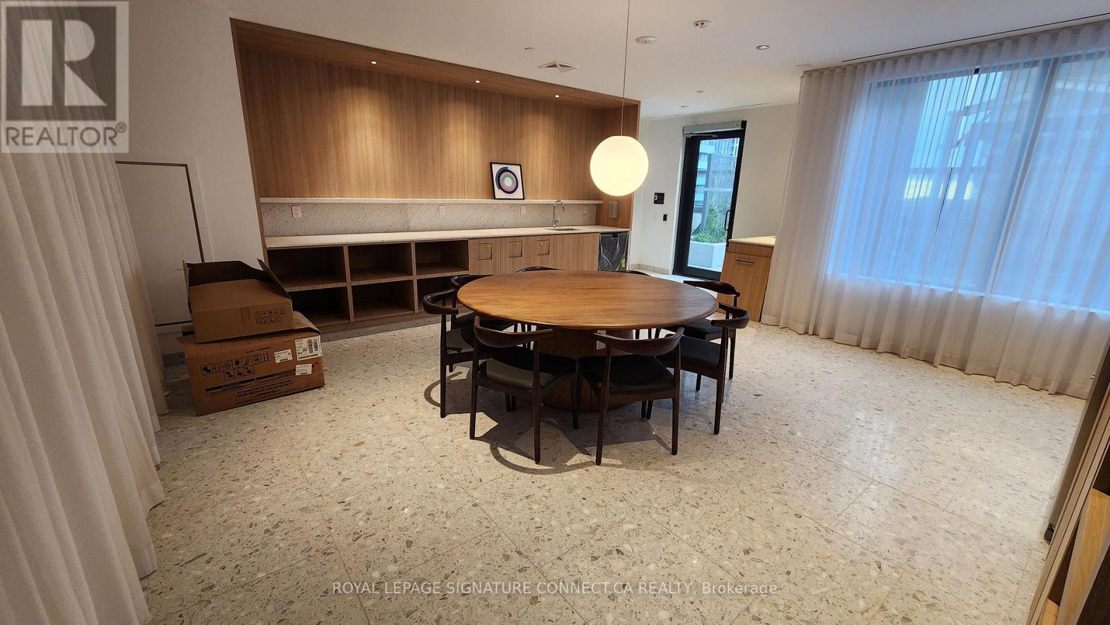 1009 - 395 Square One Drive, Mississauga, Ontario  L5B 0C6 - Photo 9 - W12669718