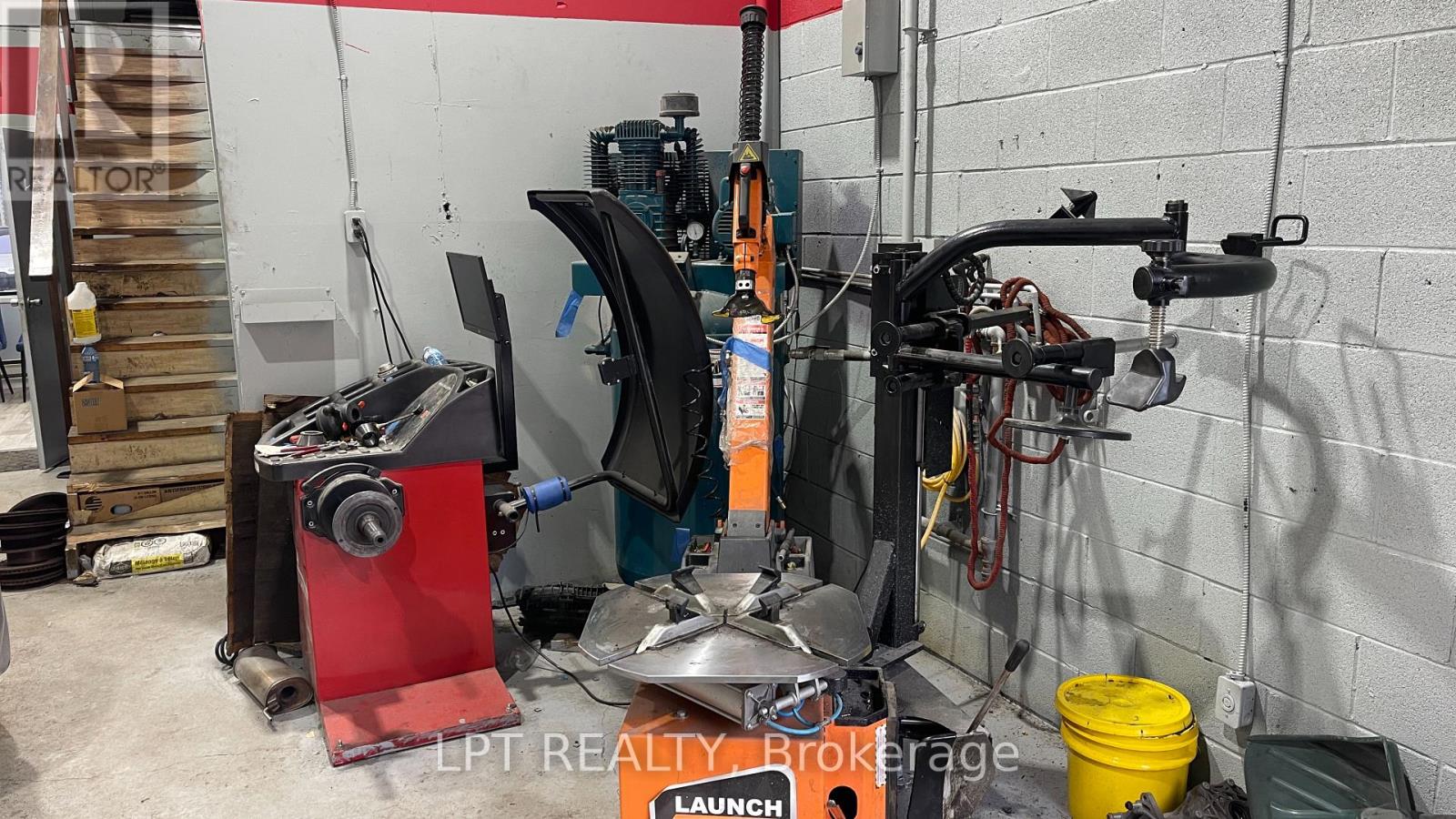 C-4 - 1115 Crestlawn Drive, Mississauga, Ontario  L4W 1A7 - Photo 5 - W12669806