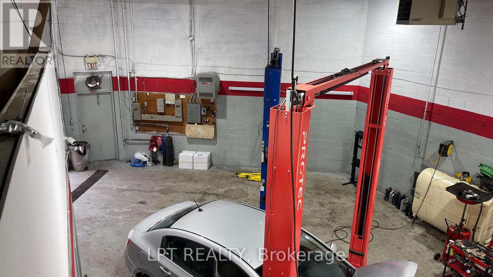 C-4 - 1115 Crestlawn Drive, Mississauga, Ontario  L4W 1A7 - Photo 7 - W12669806