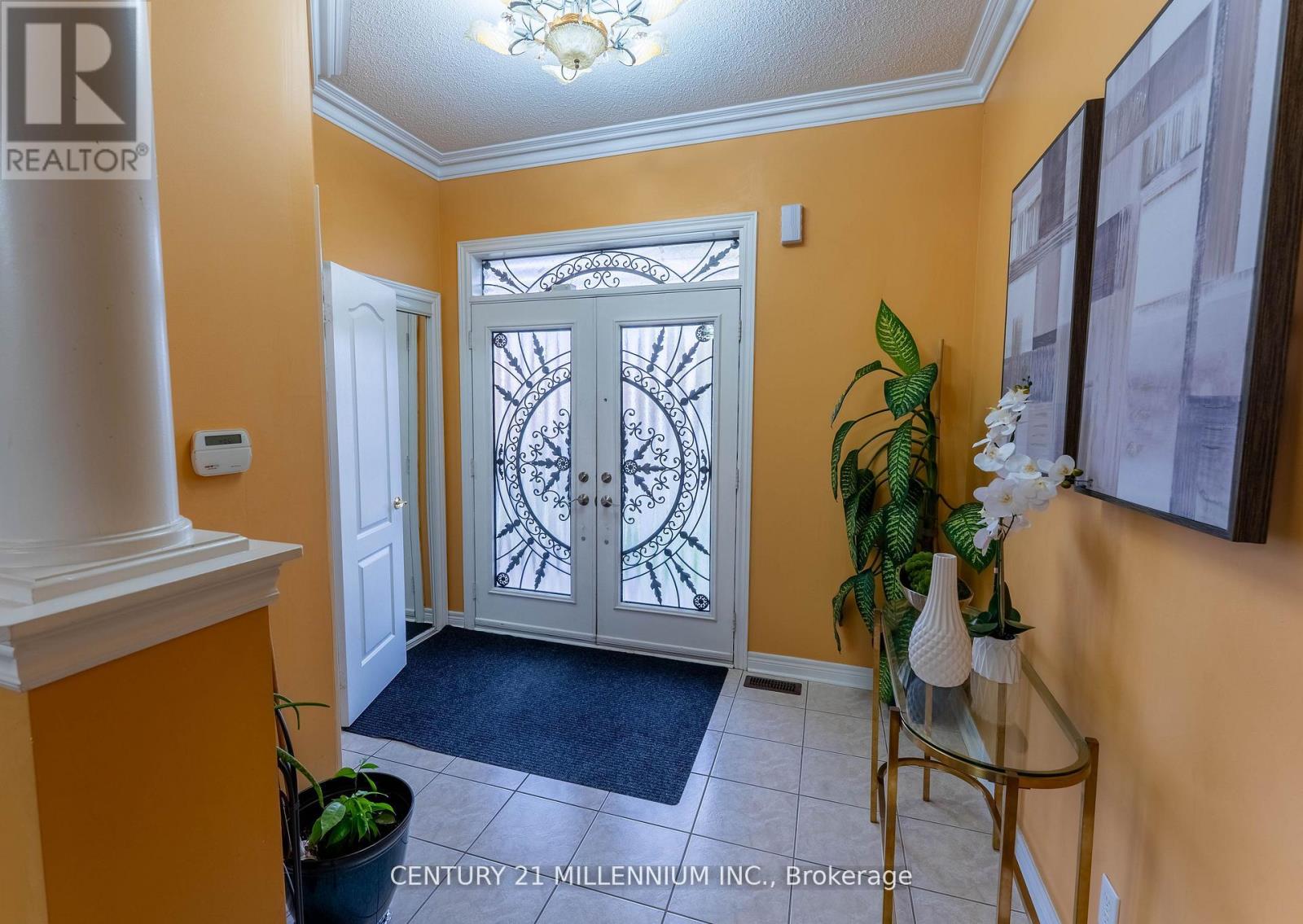 64 Executive Court, Brampton, Ontario  L6R 0L5 - Photo 4 - W12669812