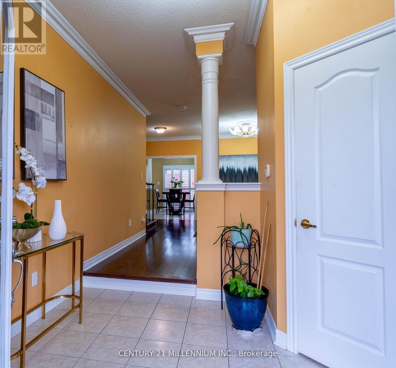 64 Executive Court, Brampton, Ontario  L6R 0L5 - Photo 5 - W12669812