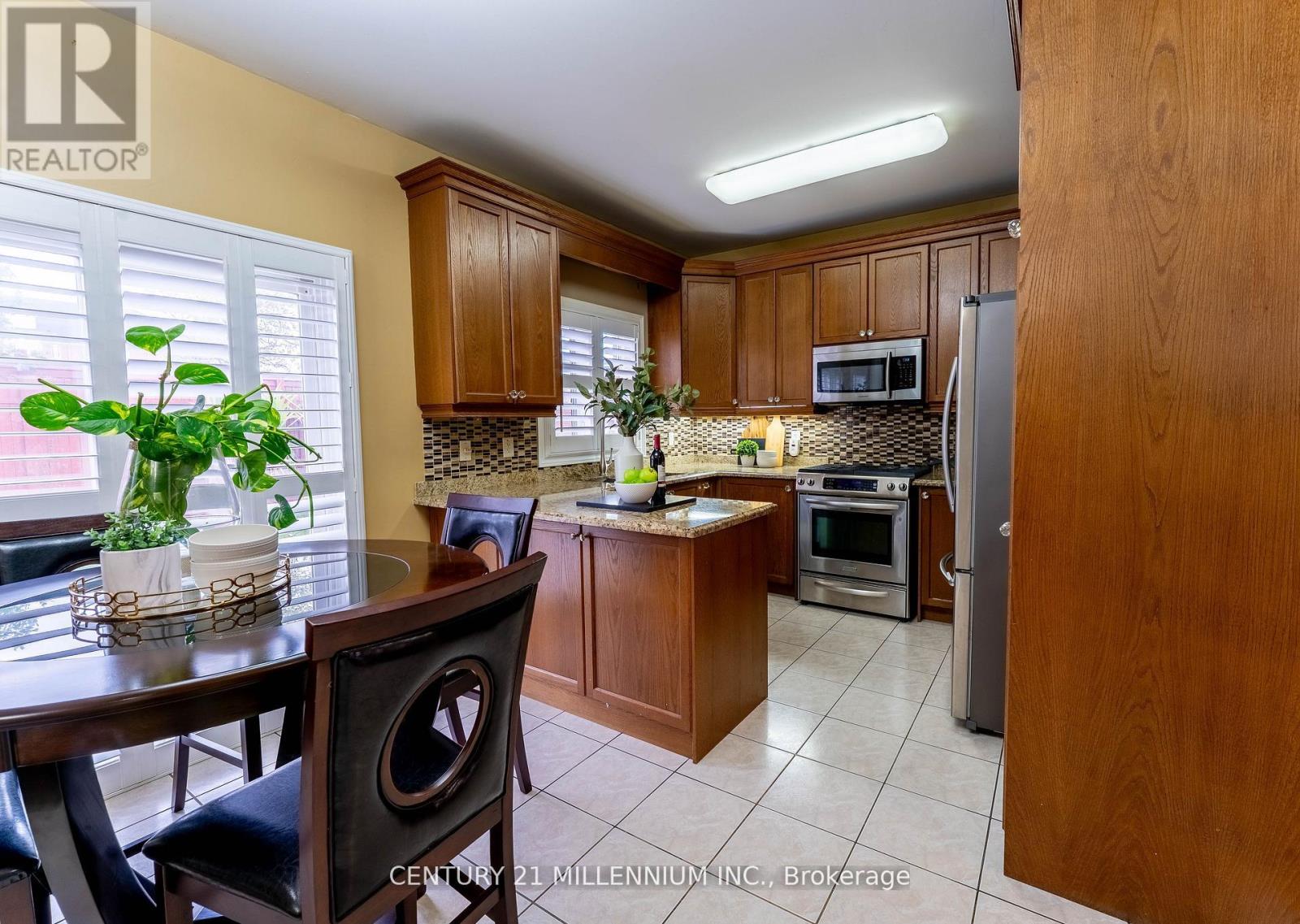 64 Executive Court, Brampton, Ontario  L6R 0L5 - Photo 9 - W12669812