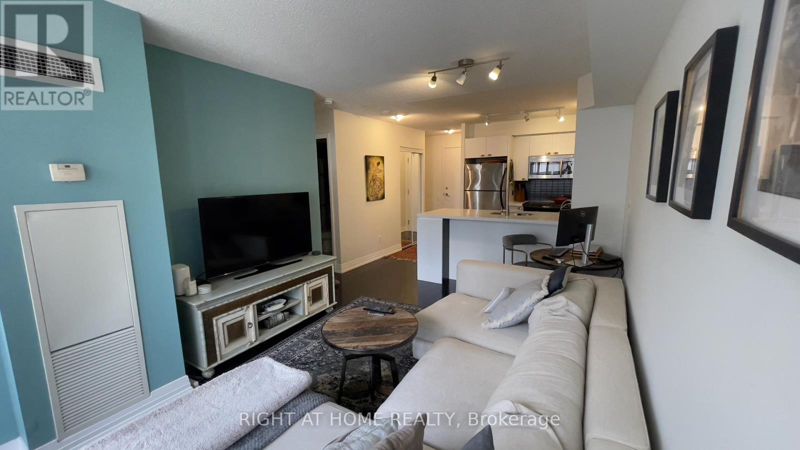 1708 - 25 Carlton Street, Toronto, Ontario  M5B 1L4 - Photo 3 - C12669930