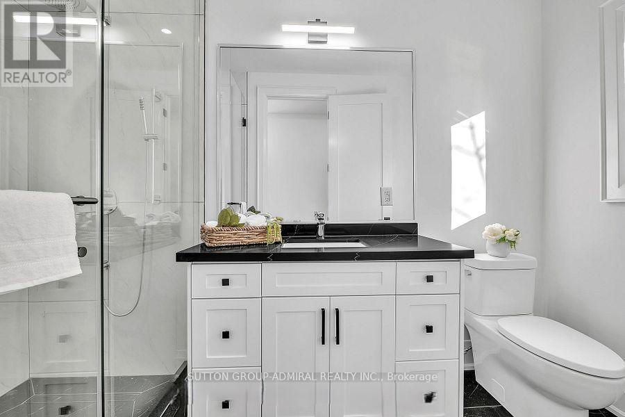 1377 Rometown Drive, Mississauga, Ontario  L5E 2T5 - Photo 27 - W12669542