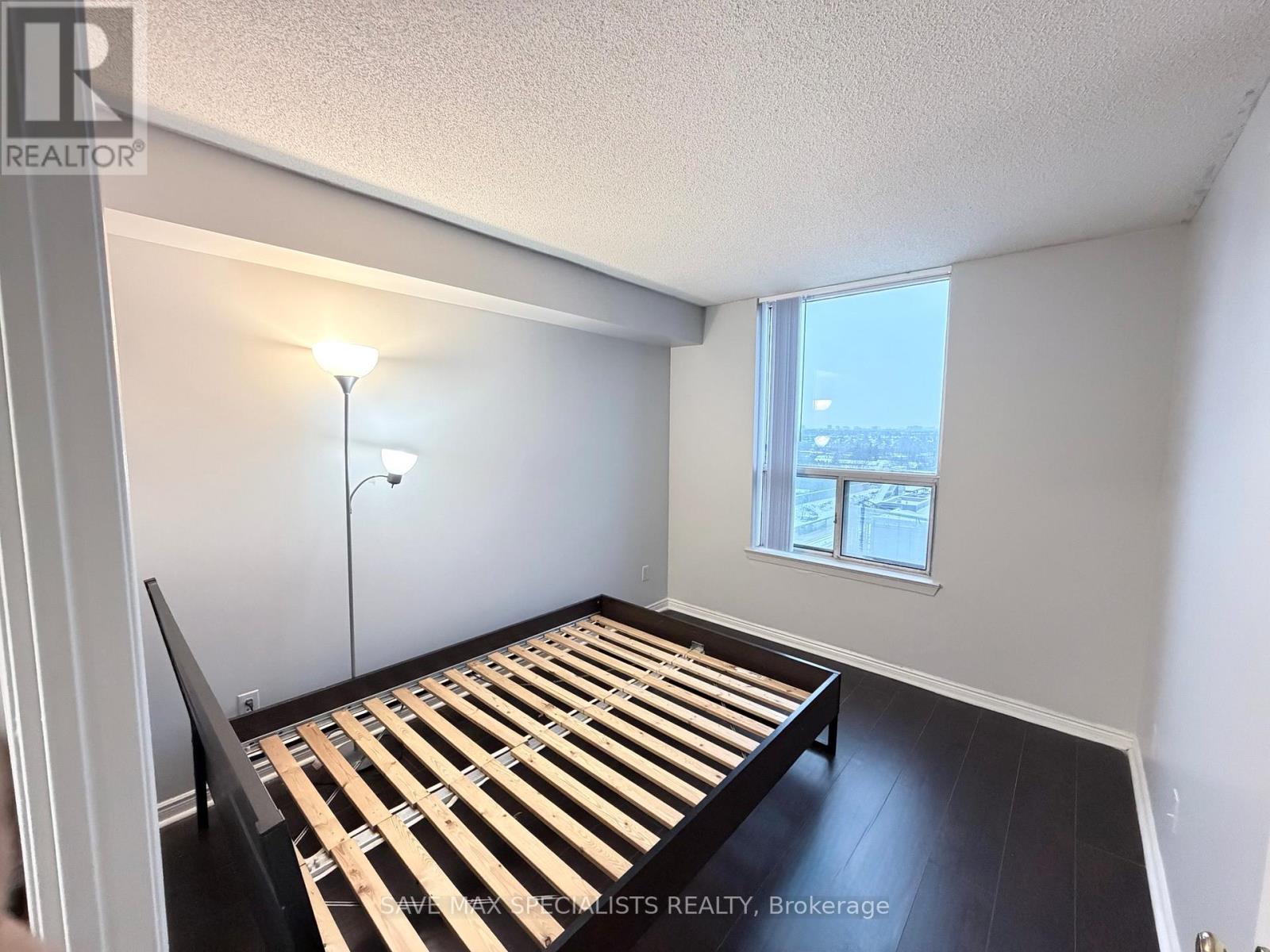 1214 - 135 Hillcrest Avenue, Mississauga, Ontario  L5B 4B1 - Photo 13 - W12669682