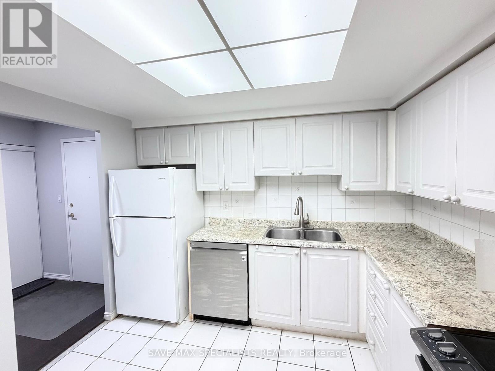 1214 - 135 Hillcrest Avenue, Mississauga, Ontario  L5B 4B1 - Photo 18 - W12669682