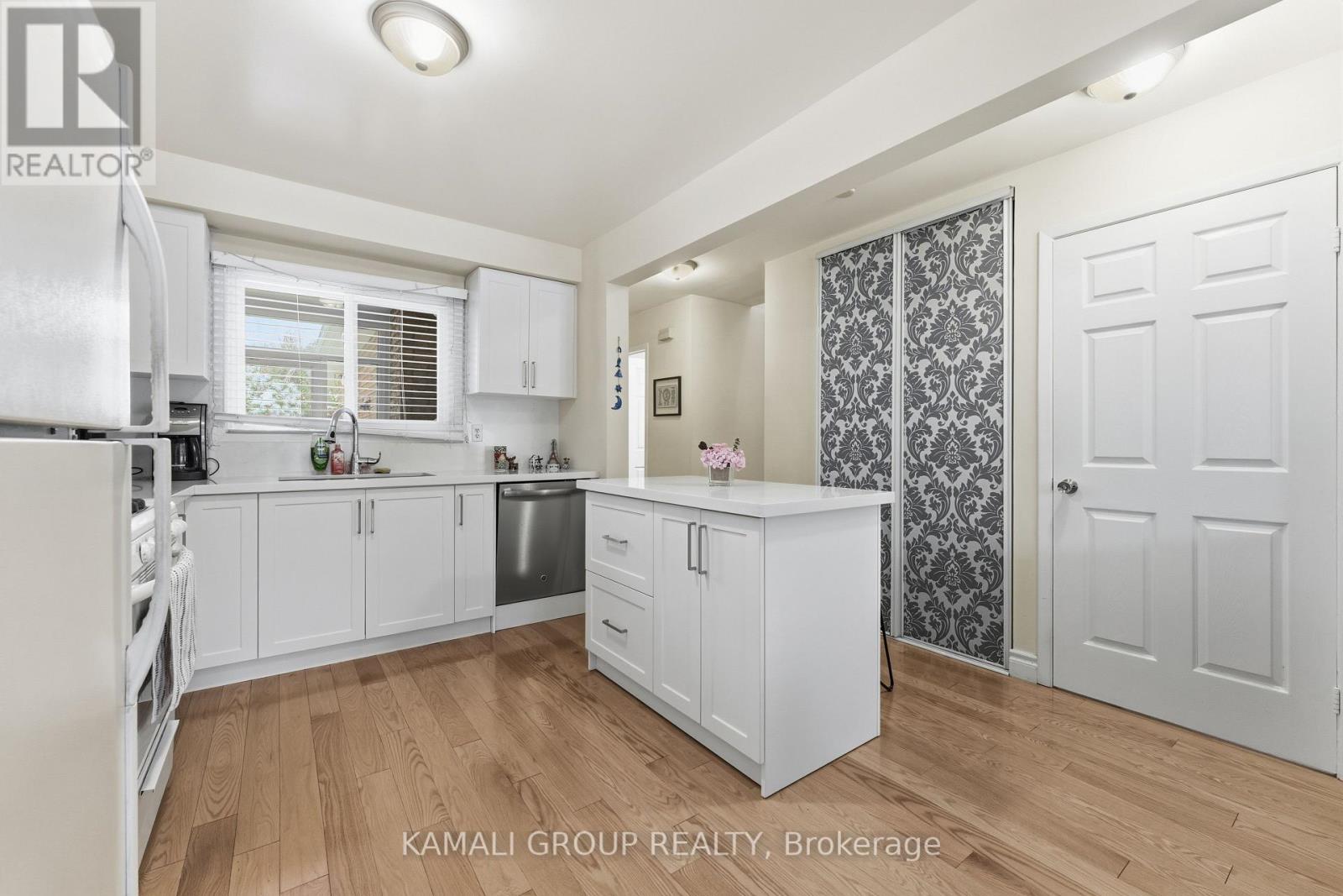 Main - 112 Kersey Crescent, Richmond Hill, Ontario  L4C 5V8 - Photo 4 - N12669910