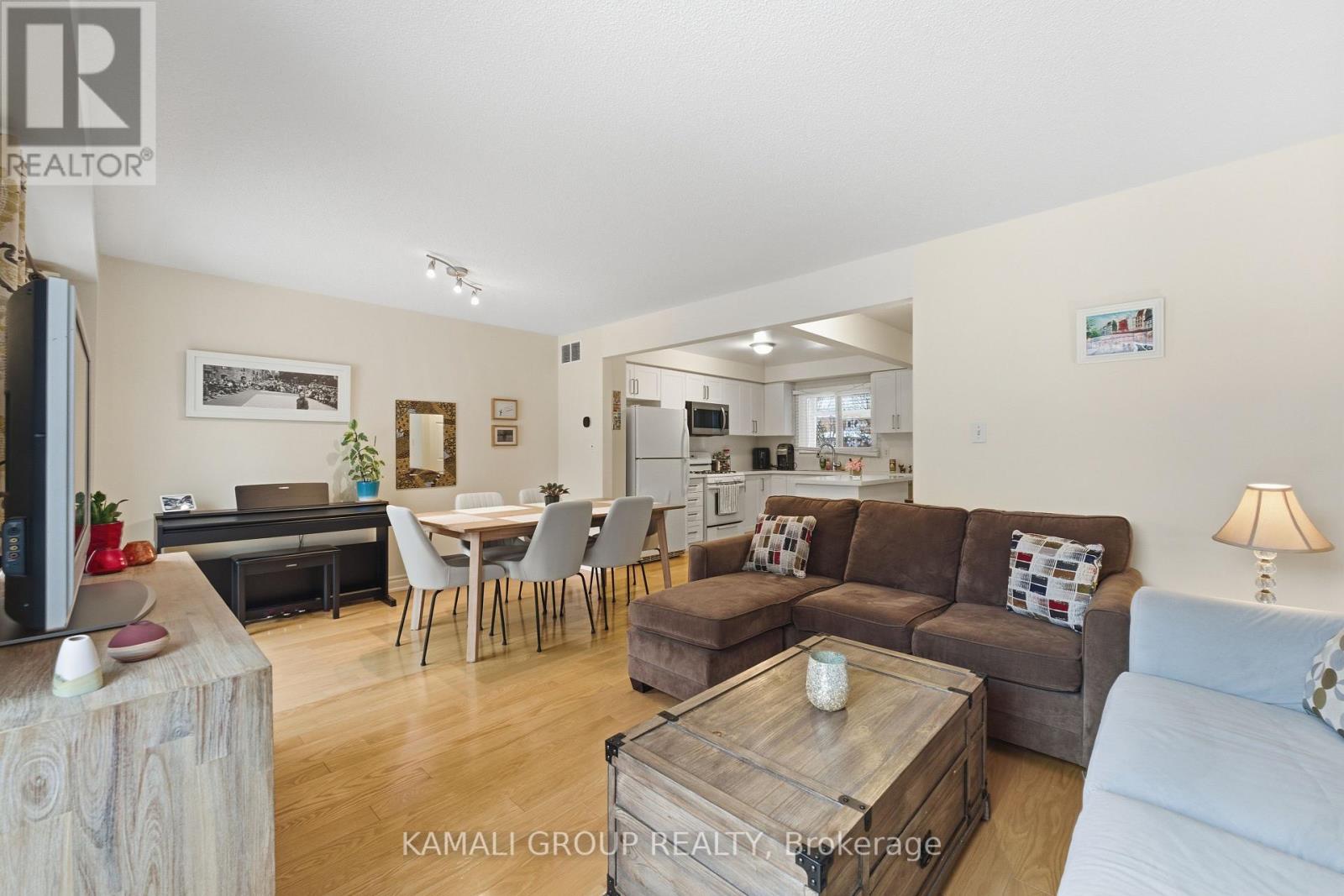 Main - 112 Kersey Crescent, Richmond Hill, Ontario  L4C 5V8 - Photo 8 - N12669910