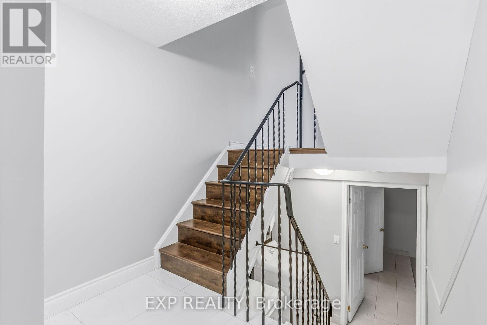 35 Mccallum Court, Brampton, Ontario  L6W 3M3 - Photo 9 - W12670024