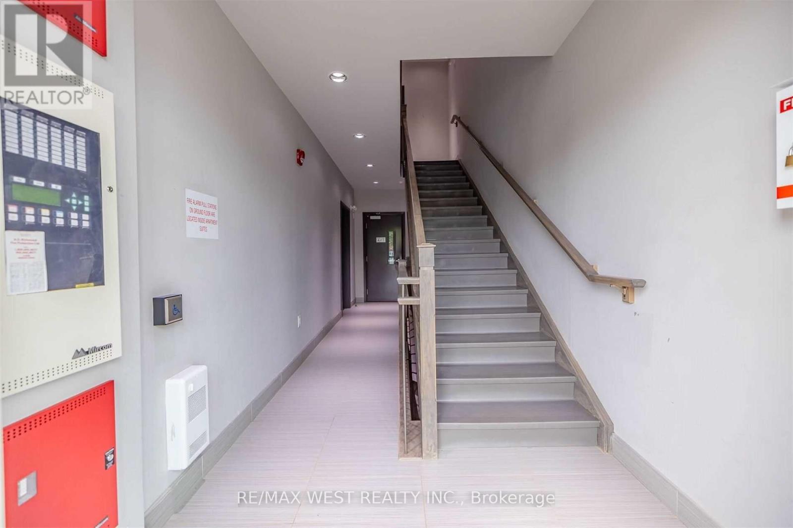 102 - 2393 Bronte Road, Oakville, Ontario  L6M 4J2 - Photo 4 - W12670074