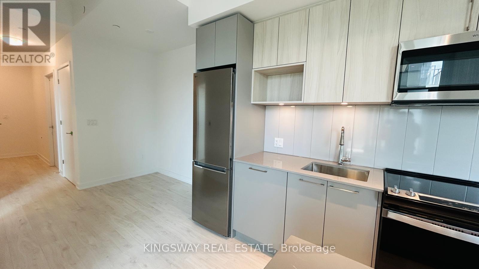 201 - 500 Plains Road E, Burlington, Ontario  L7T 0C8 - Photo 2 - W12668712