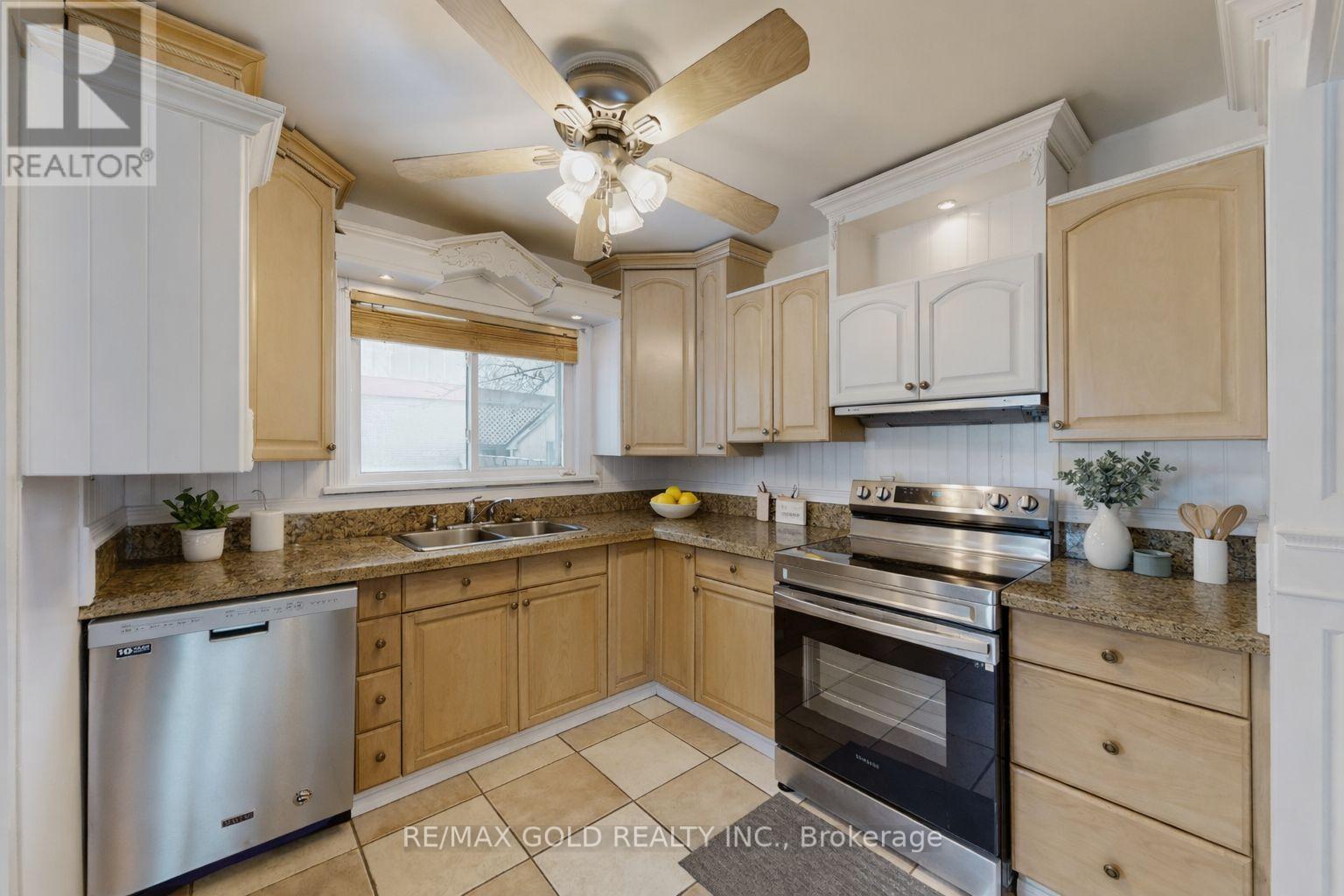 3 Hemlark Court, Brampton, Ontario  L6S 2B7 - Photo 4 - W12667948