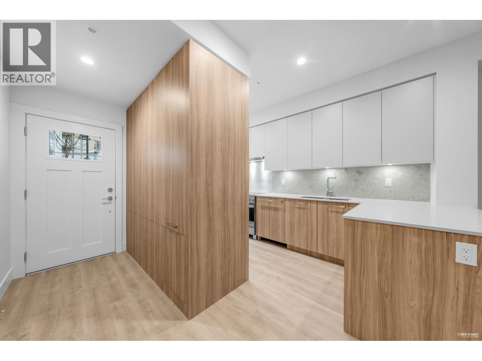 105 2320 Emery Court, North Vancouver, British Columbia V7J 0G3 - Photo 3 - R3076709