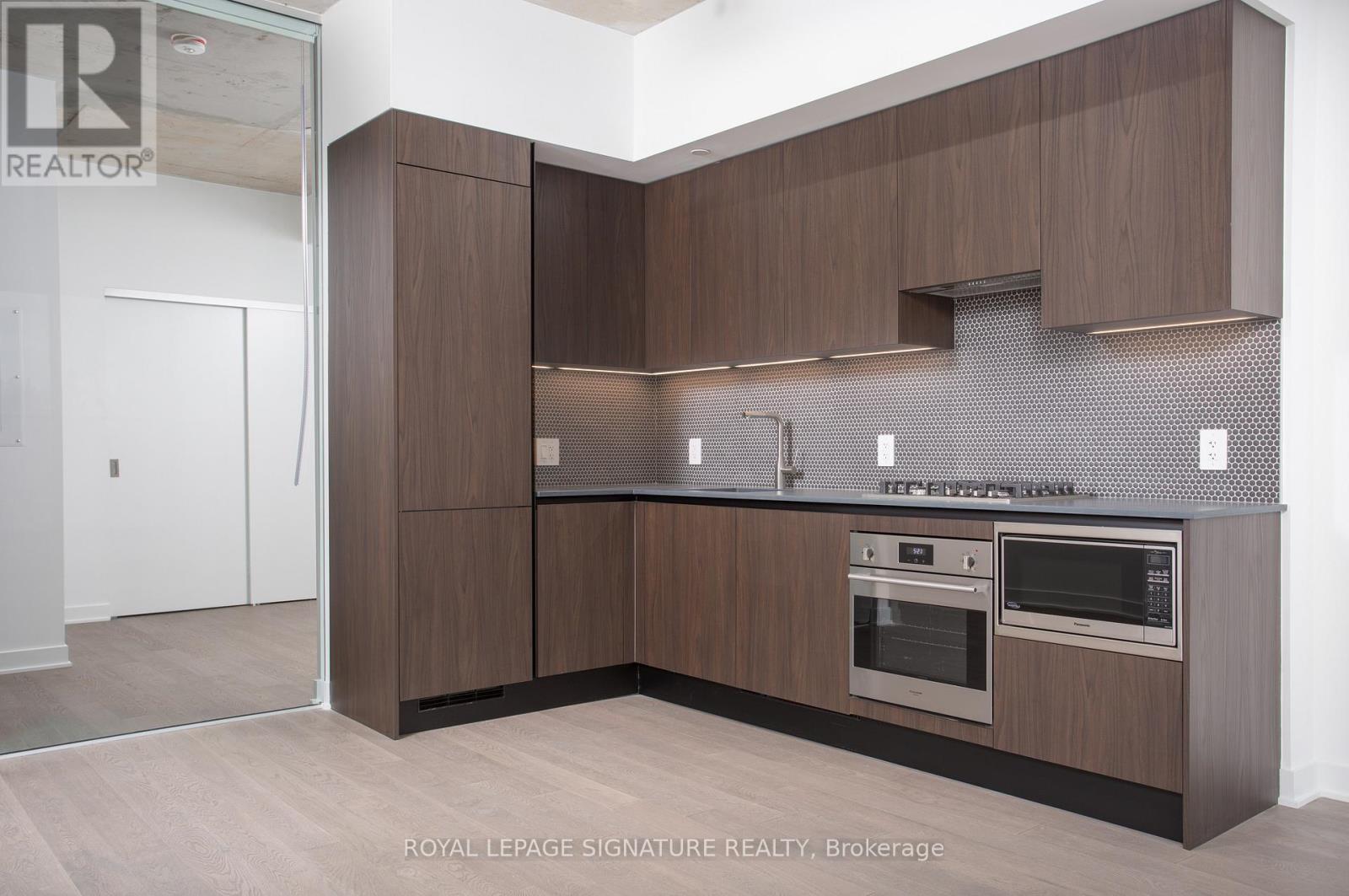 204 - 2720 Dundas Street W, Toronto, Ontario  M6P 1Y2 - Photo 2 - W12668732