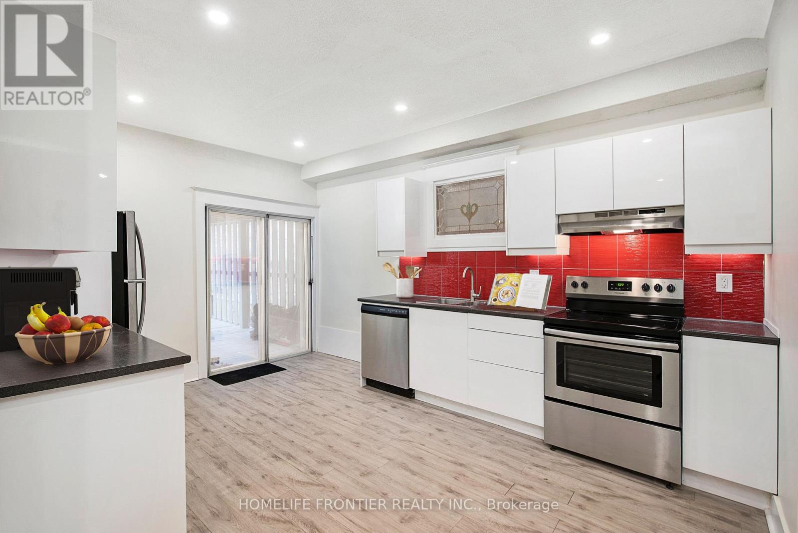 Lower #a - 46 Cowan Avenue, Toronto, Ontario  M6K 2N4 - Photo 11 - W12670084